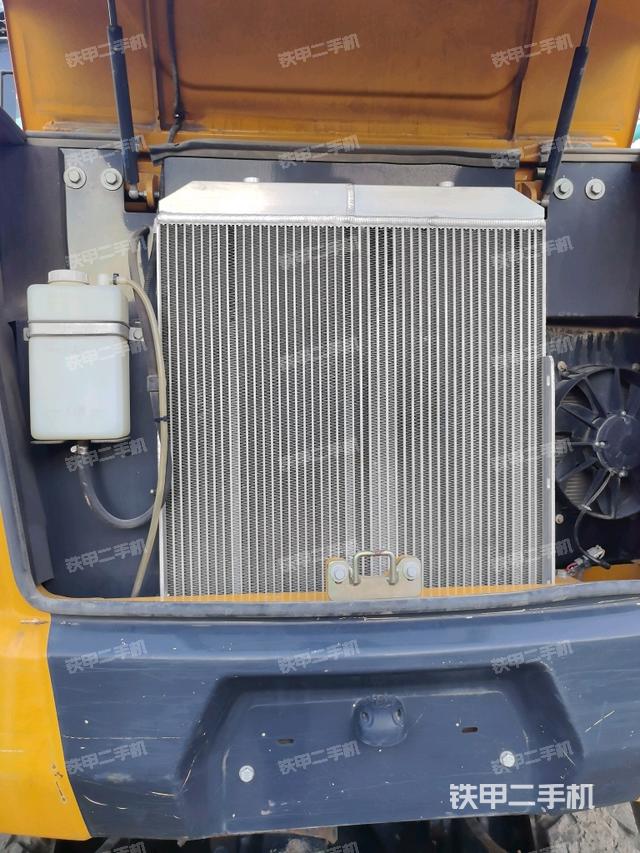 散熱器正面(大件艙室) 散熱器正面(大件艙室)