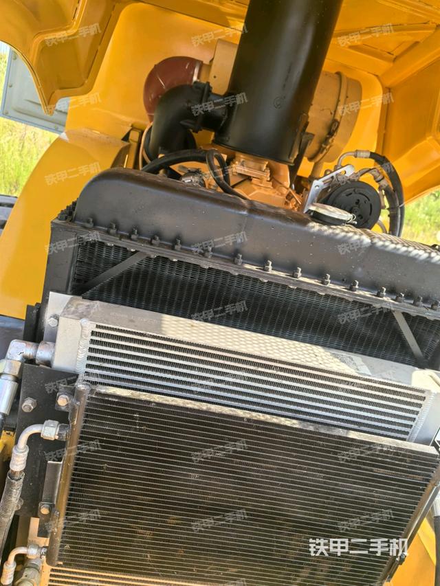 散熱器全景（壓路機(jī)發(fā)動(dòng)機(jī)艙）