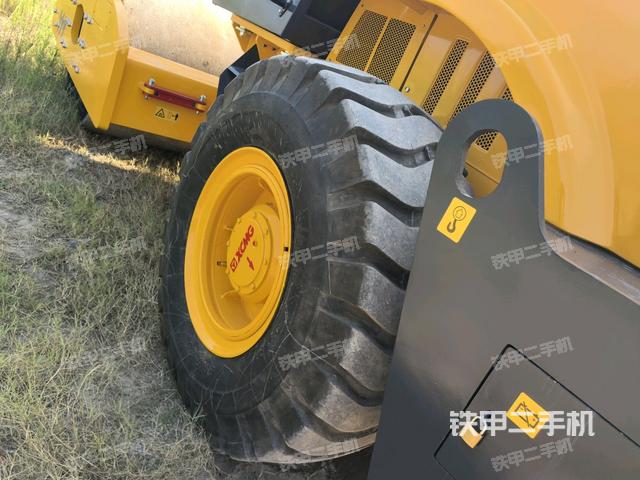 前輪右側(cè)減震塊連接及部件（壓路機(jī)前后車架）