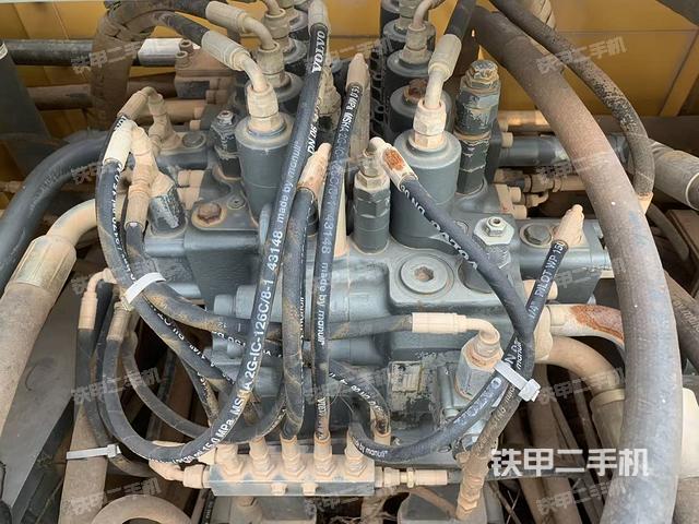 回轉(zhuǎn)馬達(dá)和主控閥（整機(jī)外觀）