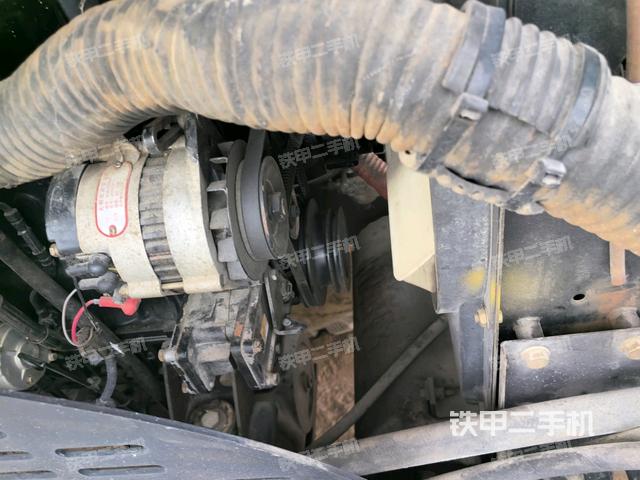 發(fā)動機右側(cè)全景（壓路機發(fā)動機艙）