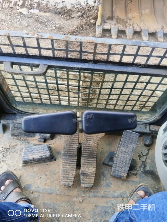 行走控制手柄和踏板?俯拍（駕駛室部分）