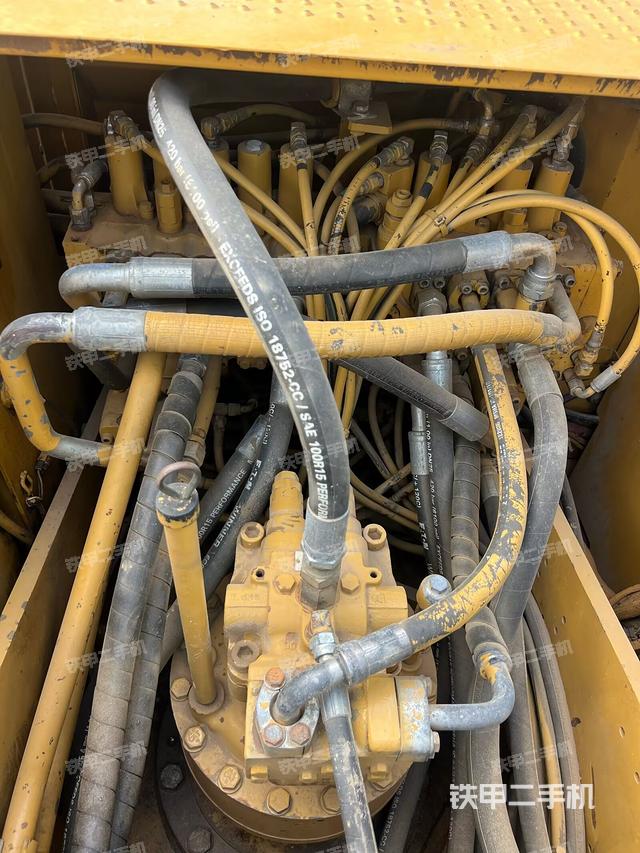 回轉(zhuǎn)馬達(dá)和主控閥（整機(jī)外觀）