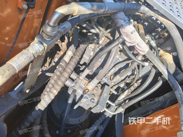 回转马达和主控阀（整机外观）