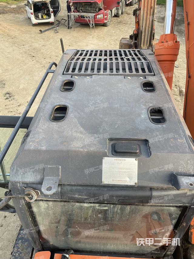 驾驶室顶部(整机外观) 驾驶室顶部(整机外观)