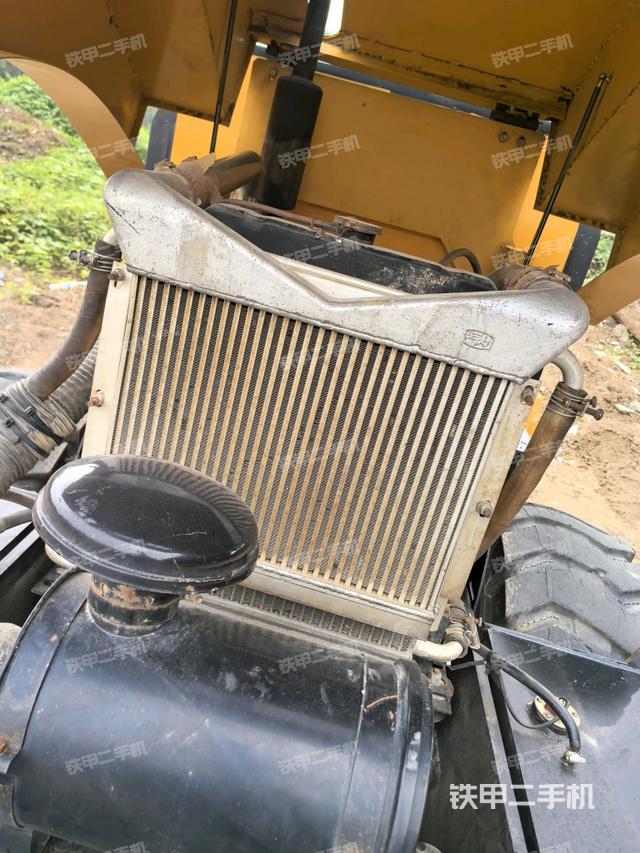 發(fā)動機上部全景（壓路機發(fā)動機艙）