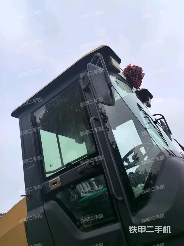 左側(cè)正面照（壓路機駕駛室）