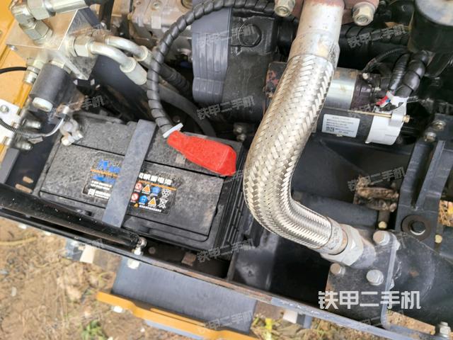 發(fā)動機左側(cè)全景（壓路機發(fā)動機艙）