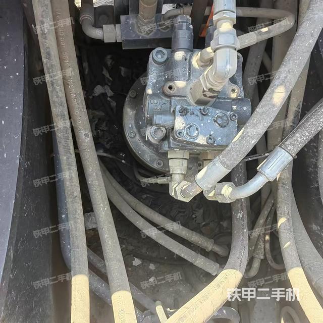 液压泵舱室正面整体（整机外观）