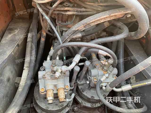 回转马达和主控阀(整机外观) 回转马达和主控阀(整机外观)