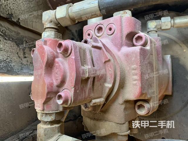 液壓泵艙室正面整體(整機(jī)外觀) 液壓泵艙室正面整體(整機(jī)外觀)
