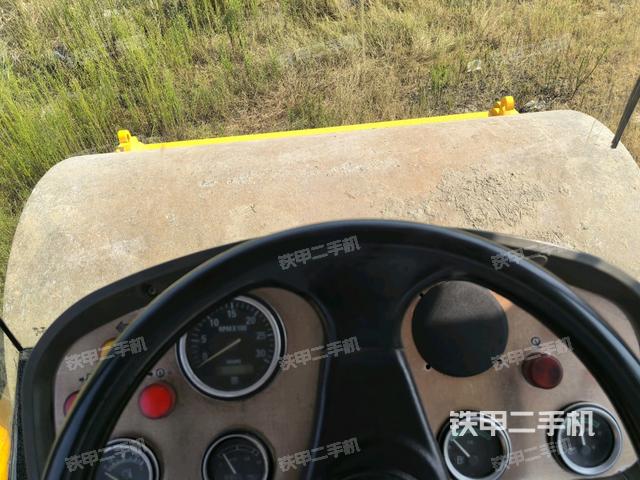 駕駛室頂蓬內(nèi)（壓路機(jī)駕駛室）