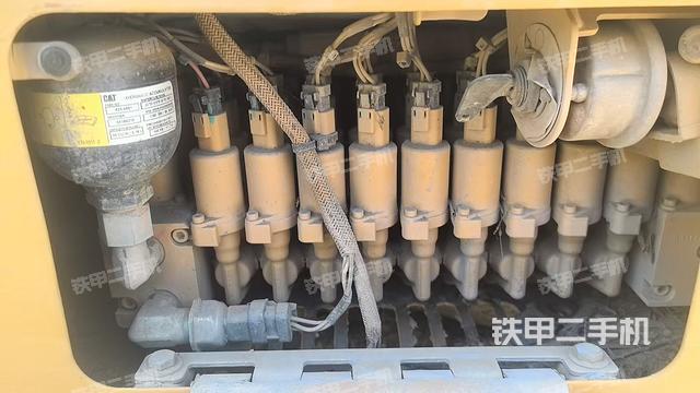 液压泵舱室正面整体(整机外观) 液压泵舱室正面整体(整机外观)