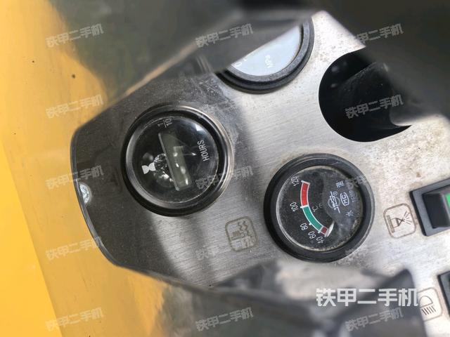 仪表盘全景(压路机驾驶室) 仪表盘全景(压路机驾驶室)