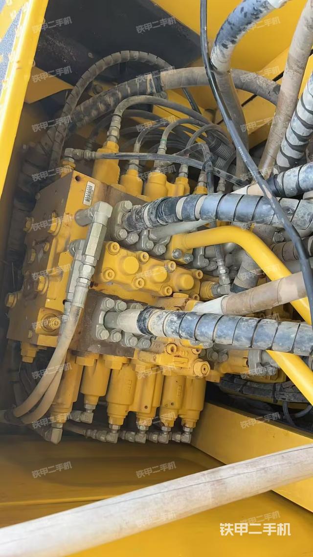 回转马达和主控阀（整机外观）