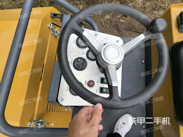 操作臺全景（壓路機駕駛室）