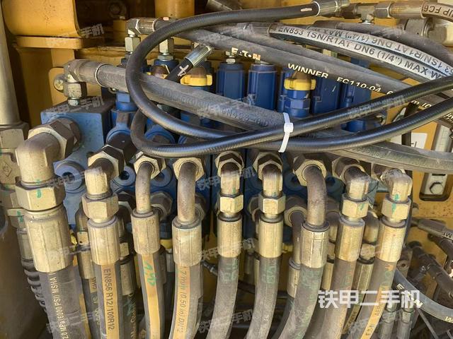 回转马达和主控阀（整机外观）