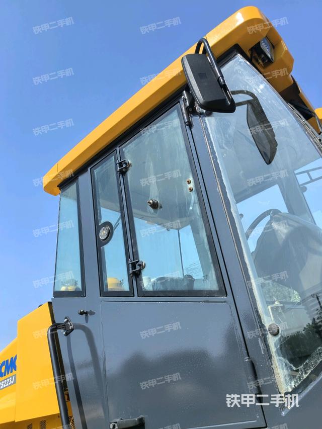 左側(cè)正面照（壓路機(jī)駕駛室）