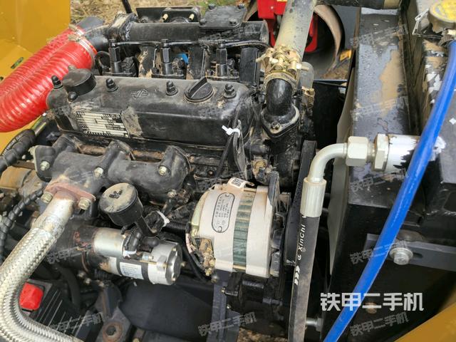 發(fā)動機艙全景（壓路機發(fā)動機艙）