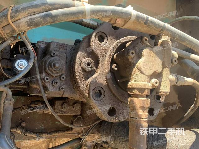 液壓泵艙室正面整體(整機外觀) 液壓泵艙室正面整體(整機外觀)