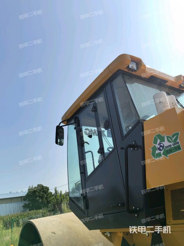 右側(cè)正面照（壓路機(jī)駕駛室）