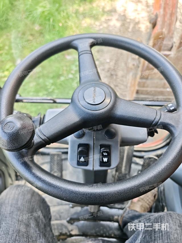 座椅右側(cè)控制臺(tái)/鑰匙門(mén)/油門(mén)/含右手柄(駕駛室部分) 座椅右側(cè)控制臺(tái)/鑰匙門(mén)/油門(mén)/含右手柄(駕駛室部分)