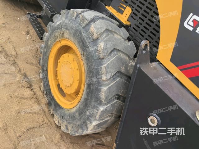 前輪右側(cè)減震塊連接及部件（壓路機前后車架）