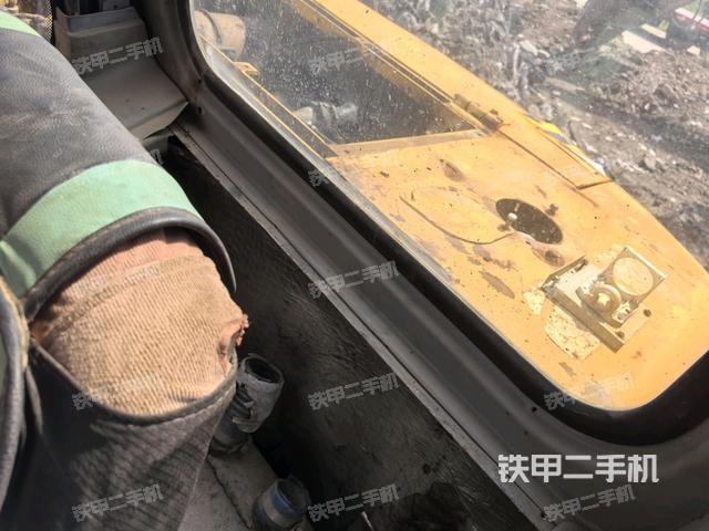 行走控制手柄和踏板?俯拍(駕駛室部分) 行走控制手柄和踏板?俯拍(駕駛室部分)