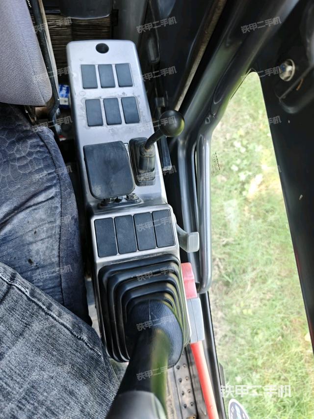 行走控制手柄和踏板?俯拍(駕駛室部分) 行走控制手柄和踏板?俯拍(駕駛室部分)