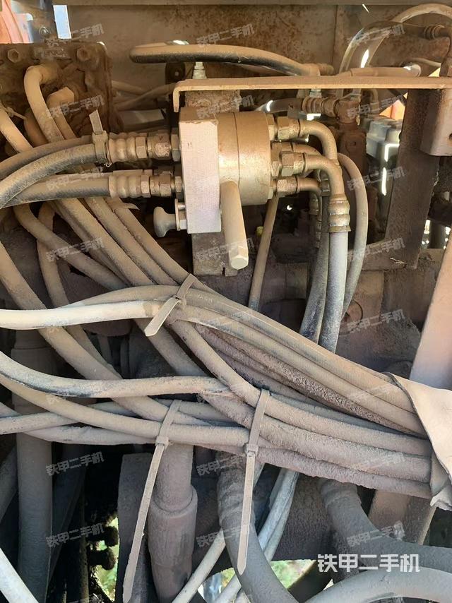 回转马达和主控阀(整机外观) 回转马达和主控阀(整机外观)