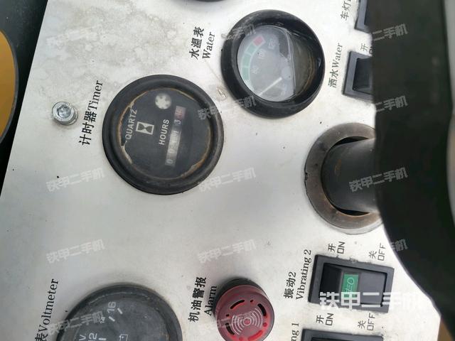 駕駛室內(nèi)座椅、儀表操作手柄全景（壓路機駕駛室）