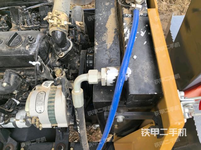 發(fā)動機艙液壓泵全景（壓路機發(fā)動機艙）