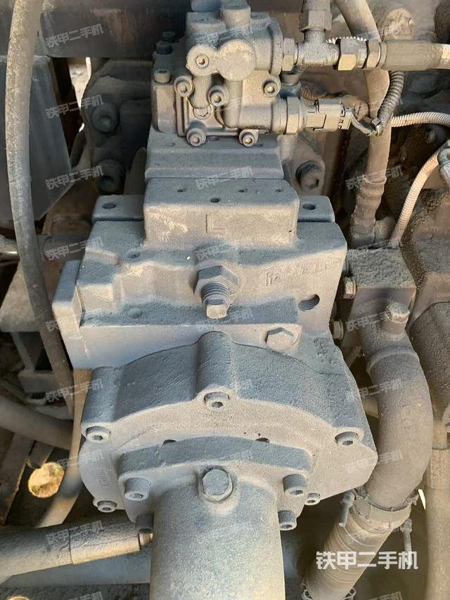 液压泵舱室正面整体(整机外观) 液压泵舱室正面整体(整机外观)