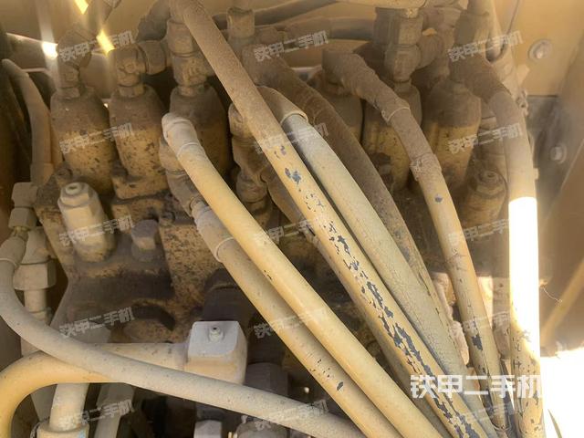 回转马达和主控阀(整机外观) 回转马达和主控阀(整机外观)