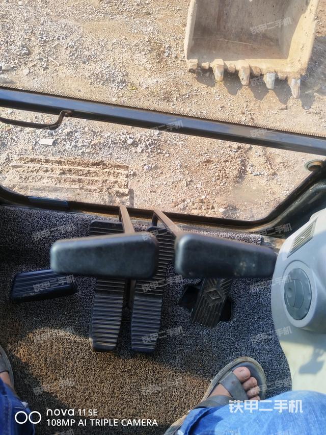 行走控制手柄和踏板?俯拍（駕駛室部分）