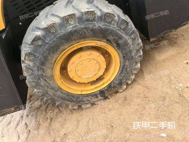 后輪右側(cè)全景（壓路機前后車架）