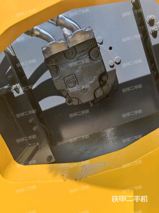 后輪右側(cè)全景（壓路機(jī)前后車架）