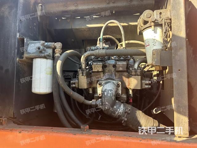 液壓泵艙室正面整體(整機外觀) 液壓泵艙室正面整體(整機外觀)