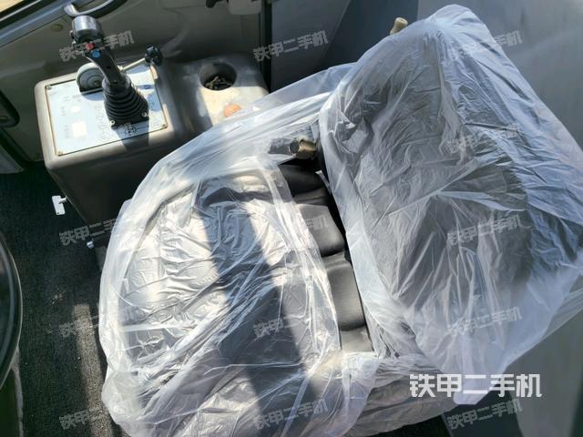 操作臺(tái)全景（壓路機(jī)駕駛室）