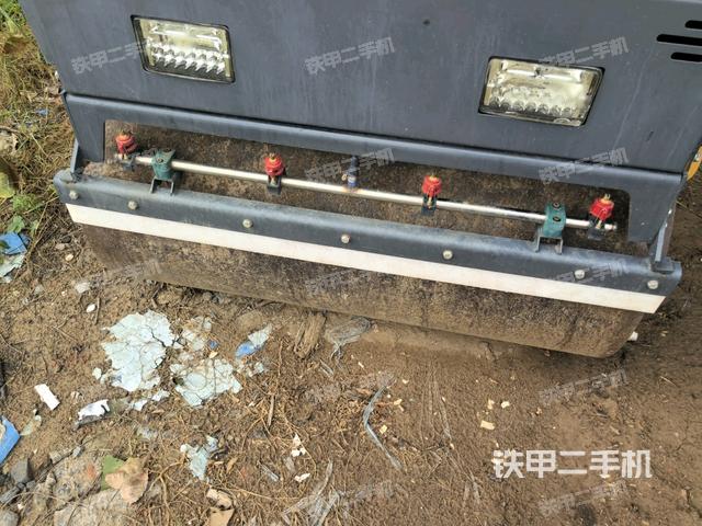 后輪右側(cè)全景（壓路機前后車架）