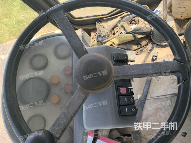 驾驶室内座椅、仪表操作手柄全景(压路机驾驶室) 驾驶室内座椅、仪表操作手柄全景(压路机驾驶室)