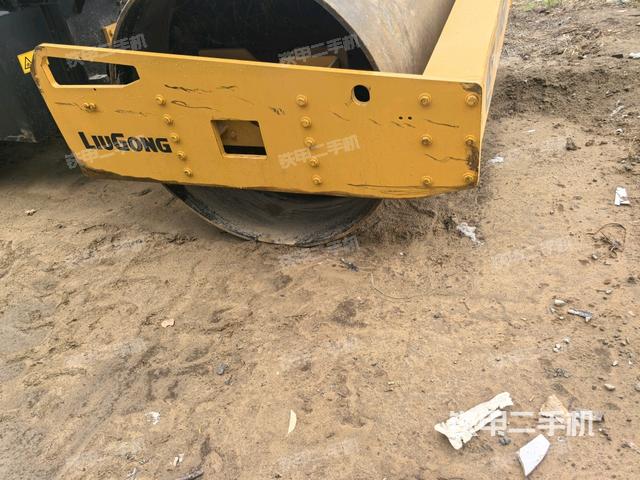 前車架正左側(cè)（壓路機前后車架）