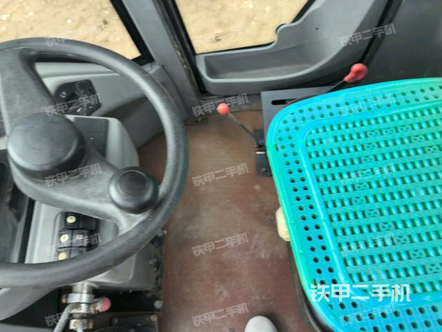 駕駛室頂蓬內(nèi)（壓路機駕駛室）