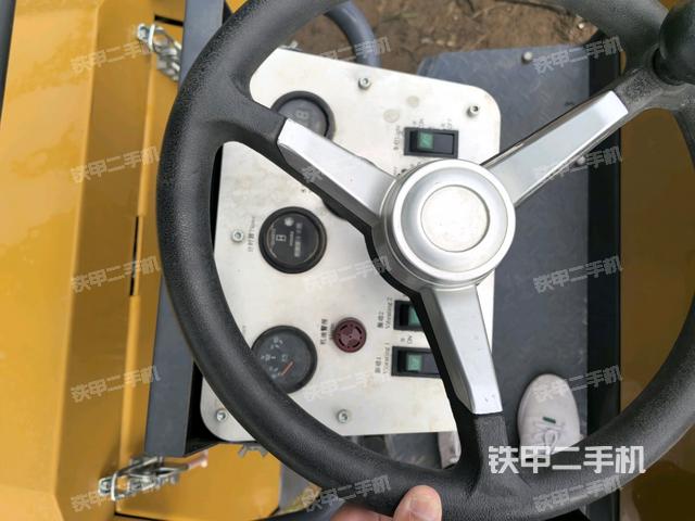 儀表盤全景（壓路機駕駛室）