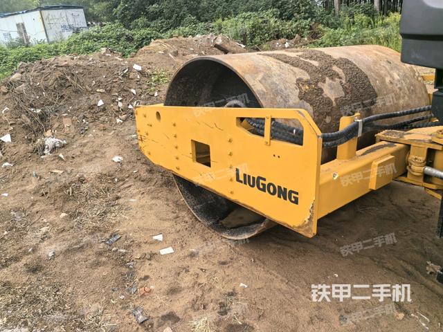 前輪左側(cè)減震塊連接及部件（壓路機前后車架）