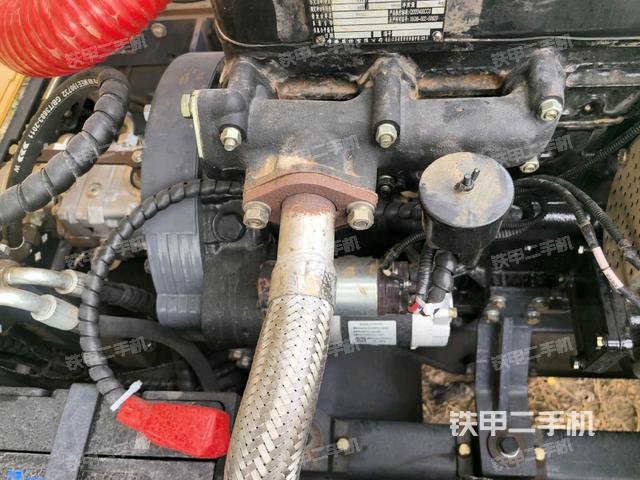 發(fā)動機上部全景（壓路機發(fā)動機艙）