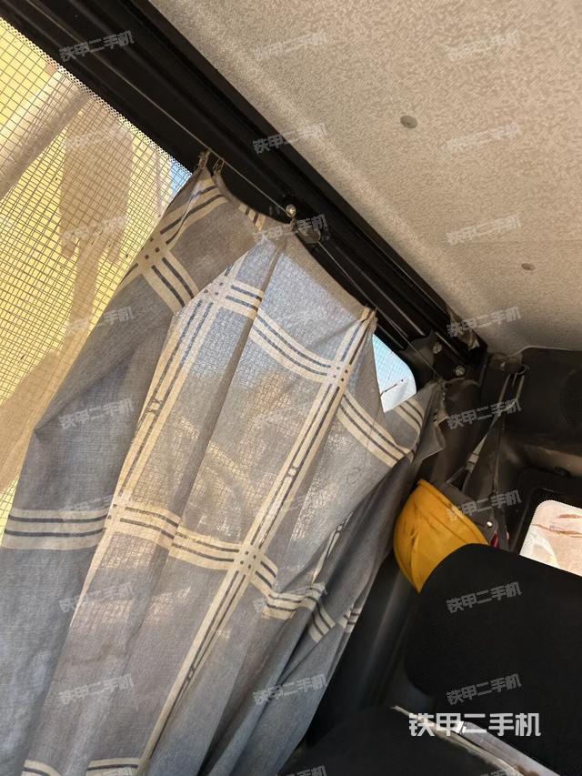 行走控制手柄和踏板 俯拍(驾驶室部分) 行走控制手柄和踏板 俯拍(驾驶室部分)