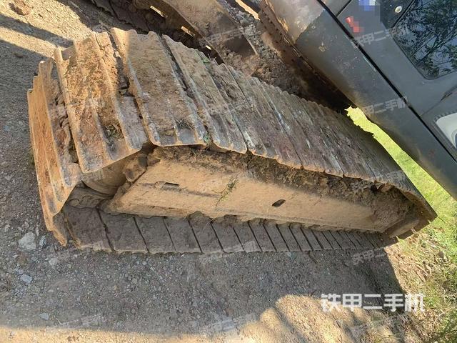 單側(cè)履帶整體(整機外觀) 單側(cè)履帶整體(整機外觀)
