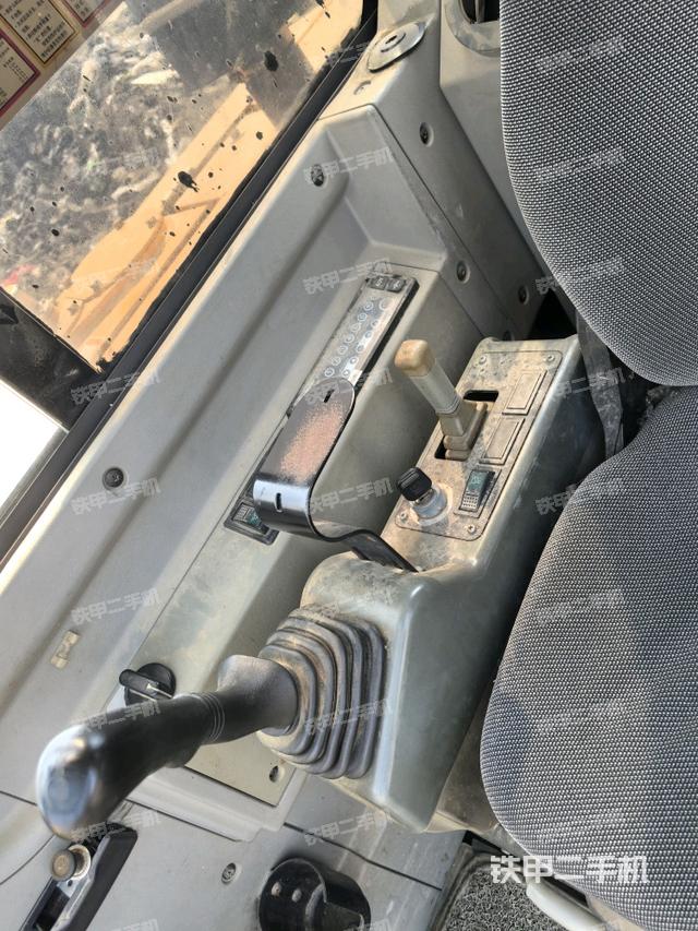 座椅右側(cè)控制臺(tái)/鑰匙門(mén)/油門(mén)/含右手柄（駕駛室部分）