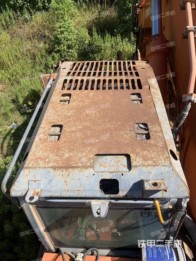 驾驶室顶部(整机外观) 驾驶室顶部(整机外观)